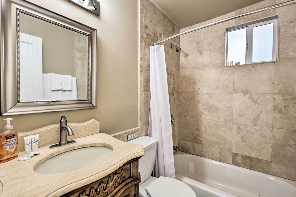 San Diego Apartment ~ 1 Mi to Gaslamp Quarter