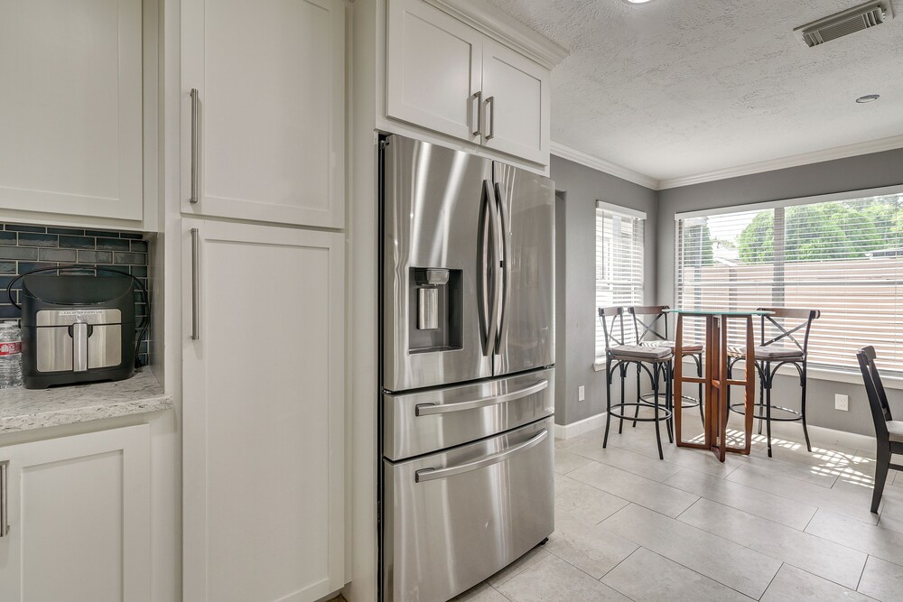 11 Mi to Dtwn: Family Home in Houston!