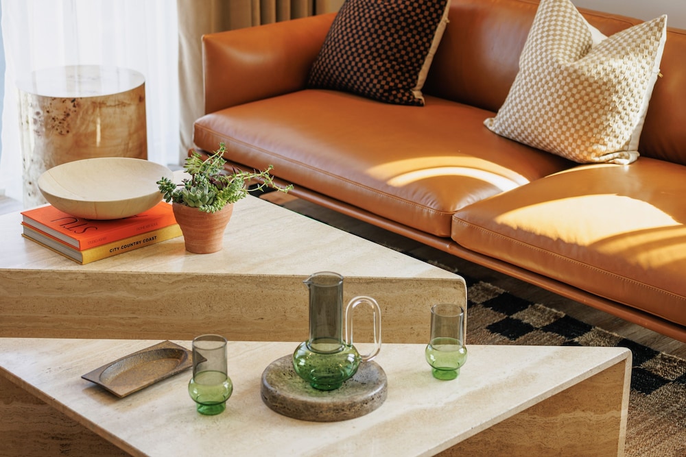 Sophisticated Studio Flat With Rooftop Access