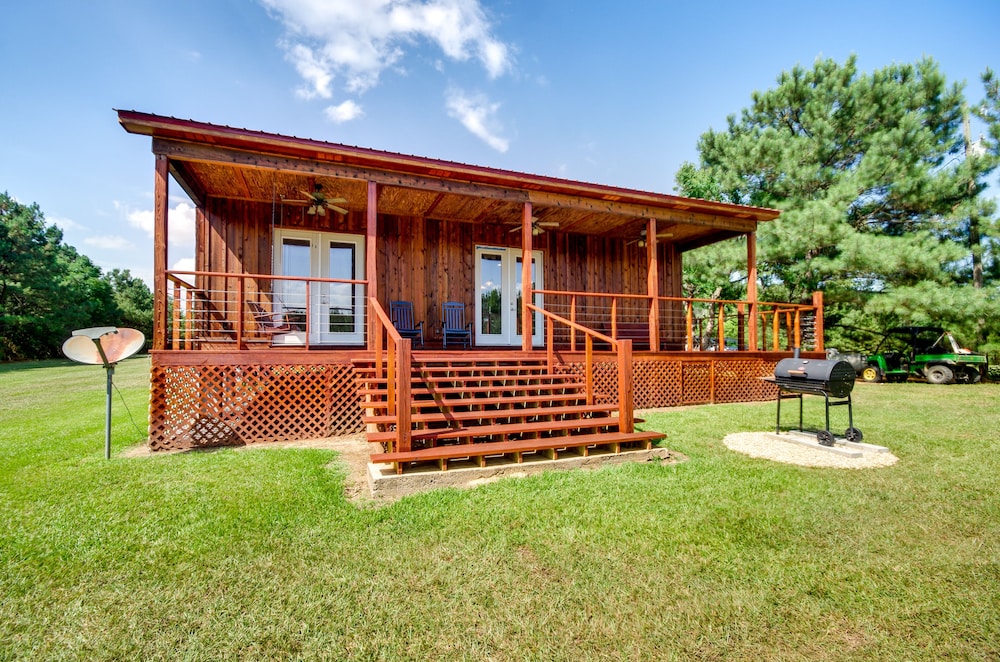 Cozy Summit Cabin w/ Hiking Trails  Fishing Pond! - Property Image 4