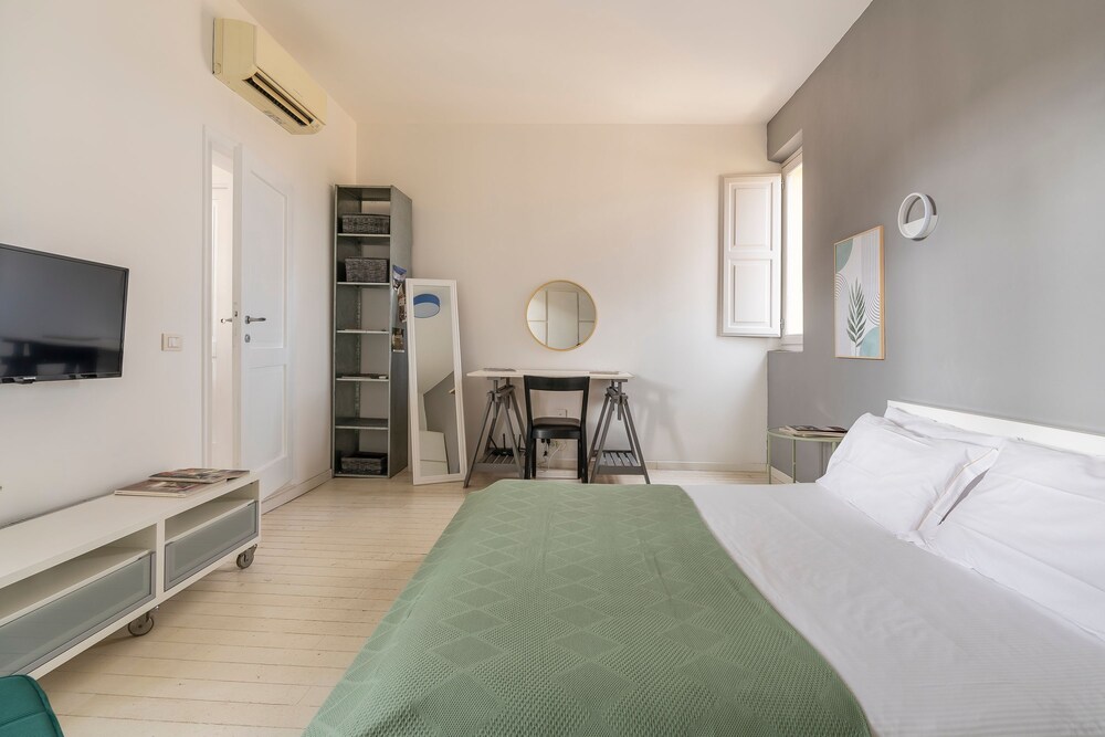 Laura 10 in Firenze With 1 Bedrooms and 1 Bathrooms