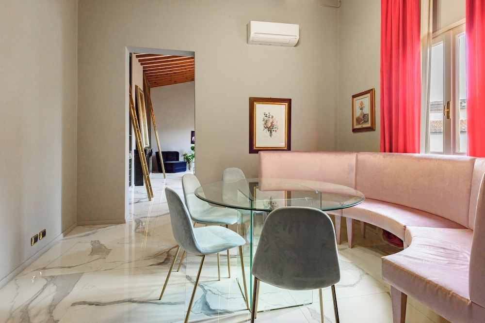 Regina House by MMega