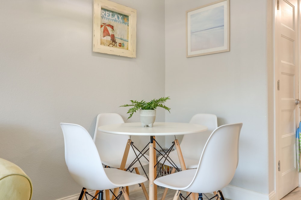 Steps to Galveston Beach: Condo w/ Pool Access