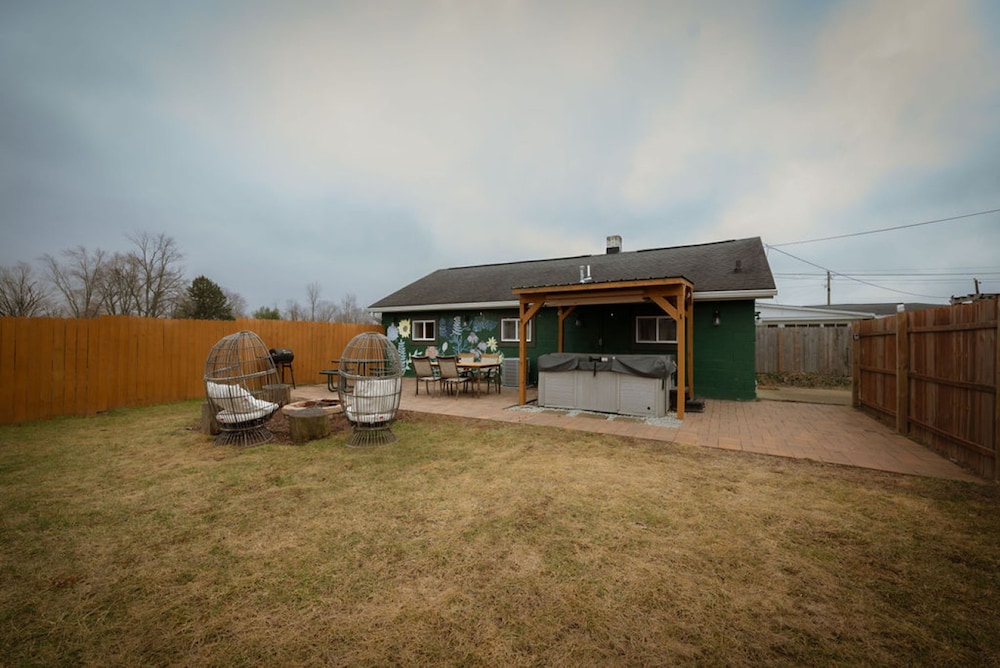 Cowboy Bunkhouse hot tub Lake Farm Nature