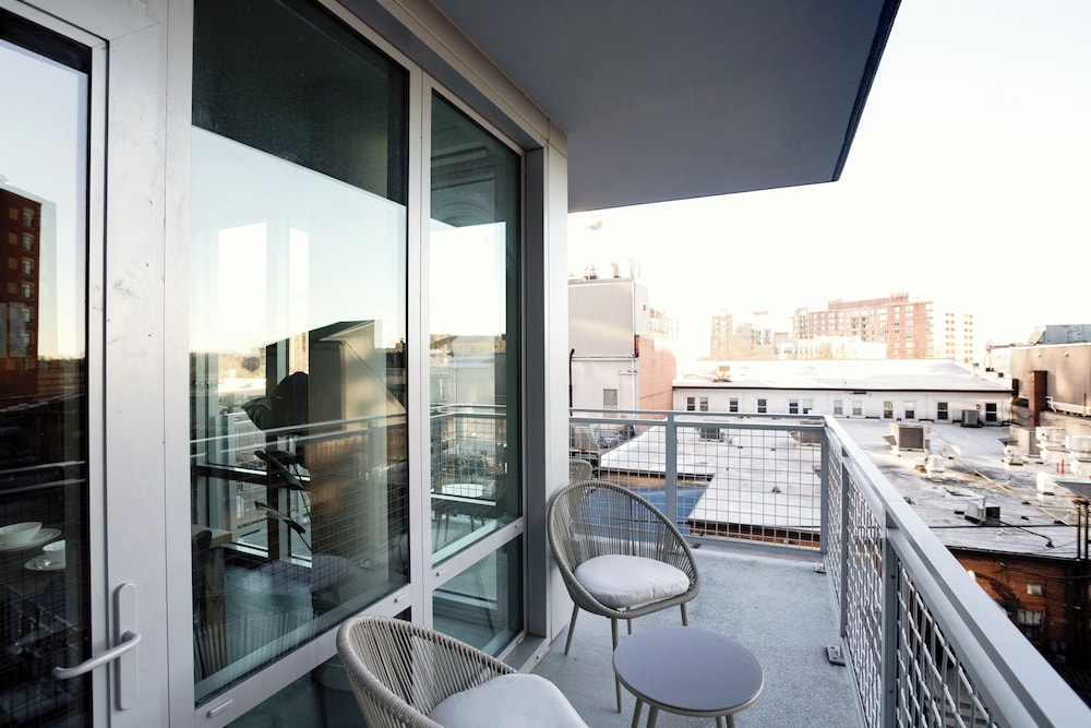 Stylish Apartment Steps from the Metro