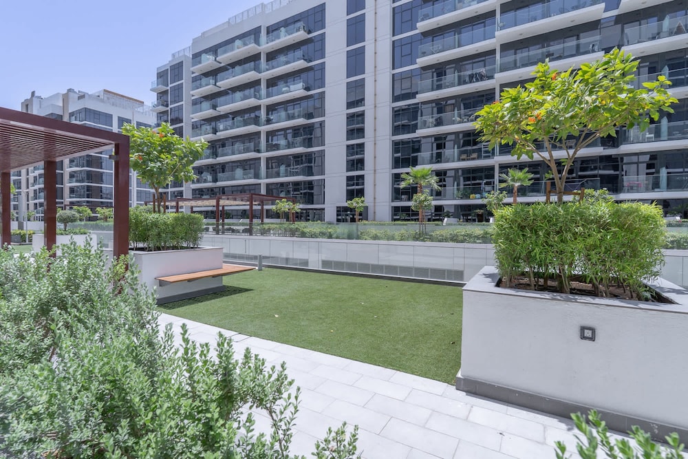 Elegant Studio With Garden in Meydan - Dubai