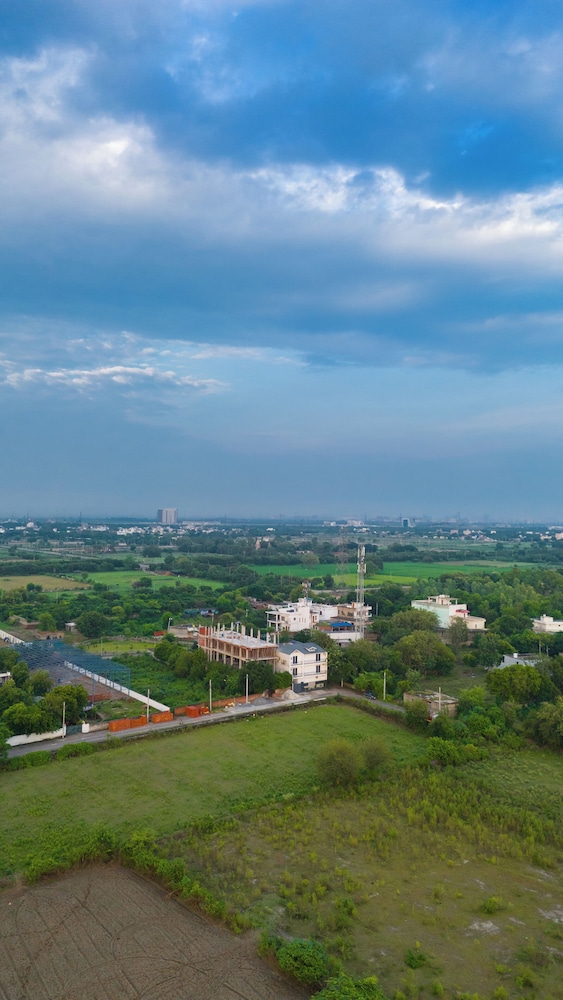 Versace Farms 5 BHK With Pvt Pool