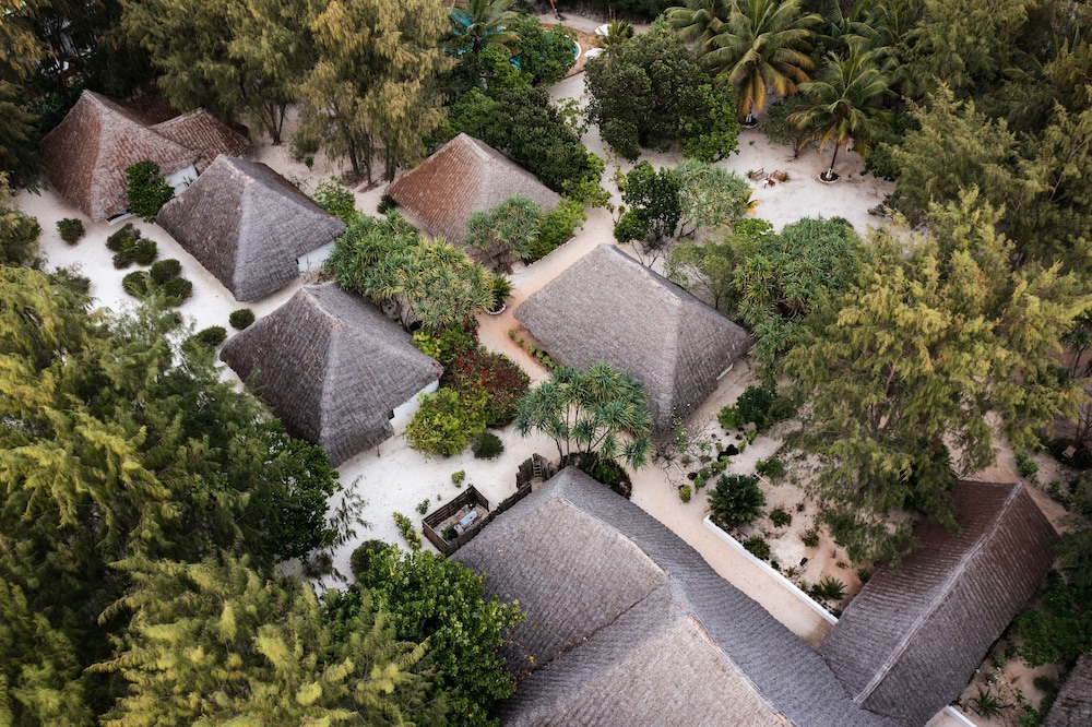 Hakuna Majiwe Beach Lodge