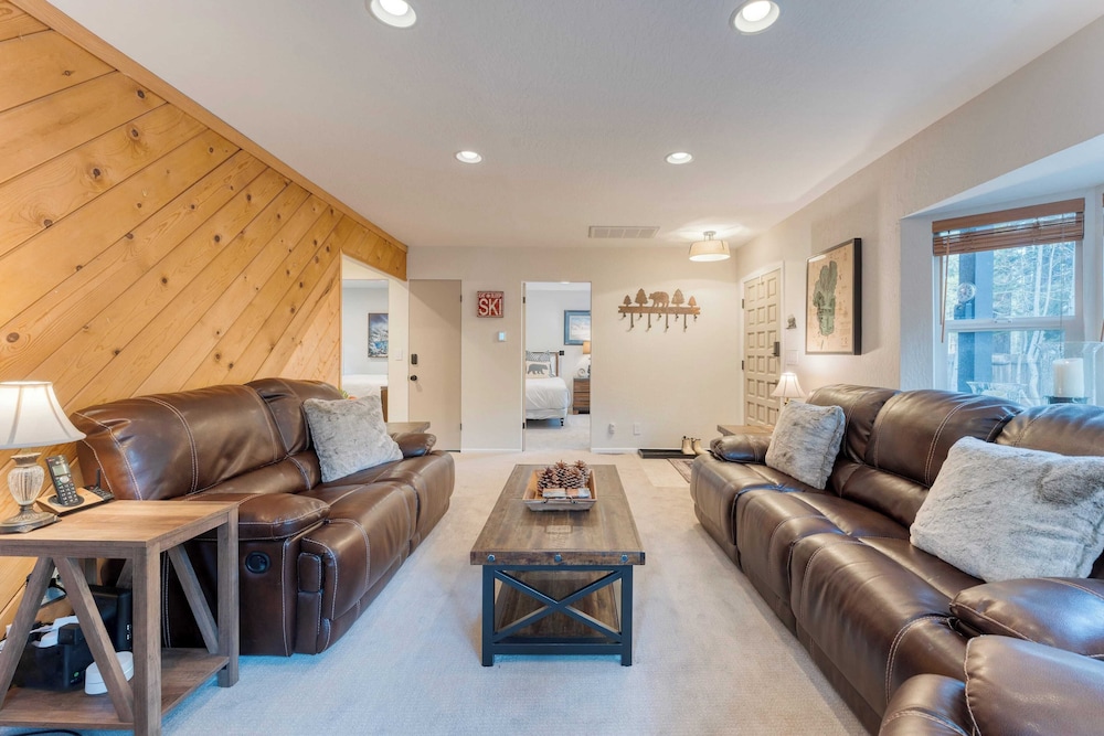 Westlake Cabin by Avantstay Hot Tub, Near Skiing, Walk to Restaurants & Lake!