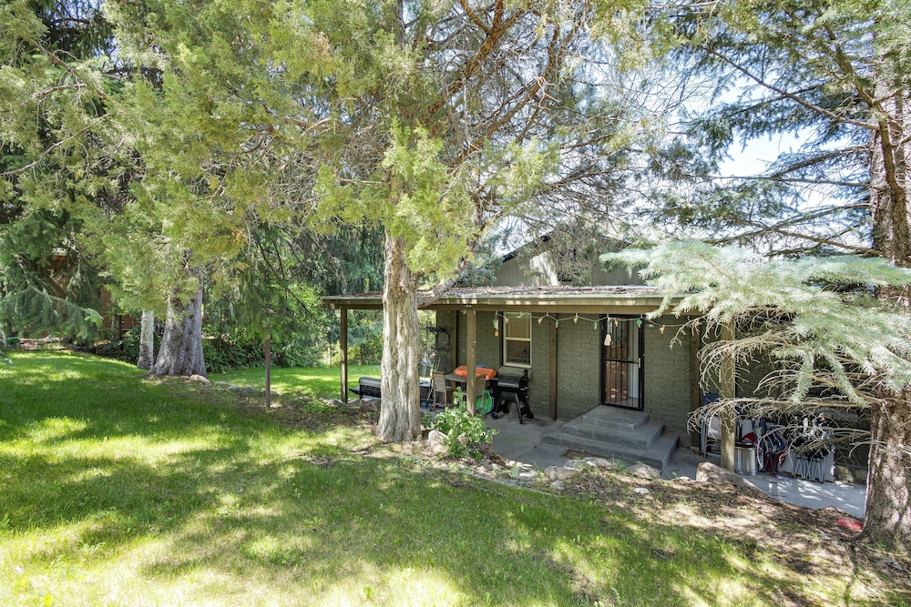 Mountain Views: Walkable Lava Hot Springs Home!