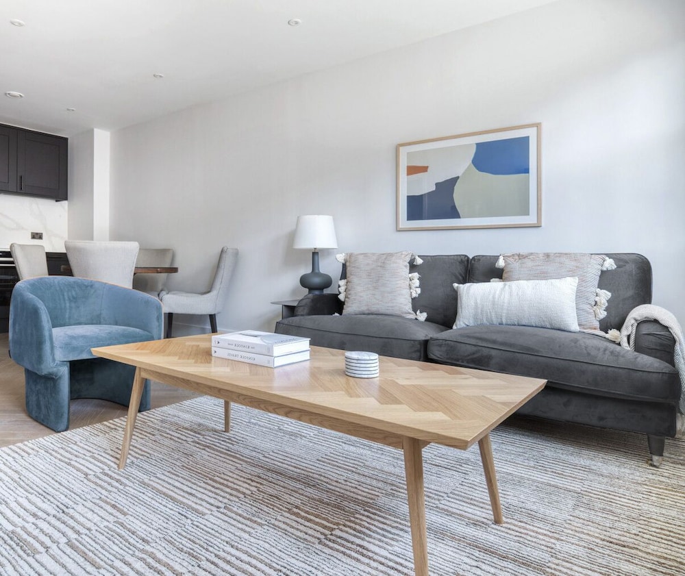 Impeccable 2-bed Apartment in London view 4