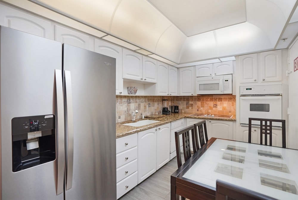 GLOBALSTAY Tides Hollywood Beach Retreat