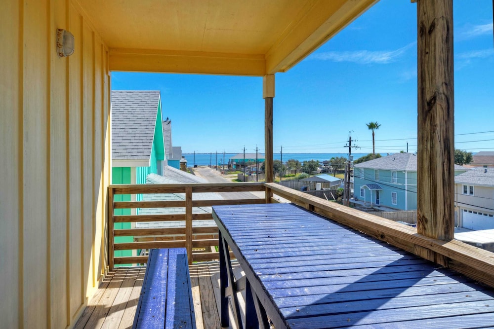 Sleeps 31 2 Homes w/ Boat Dock + Waterfront Pool Laguna Village Getaway
