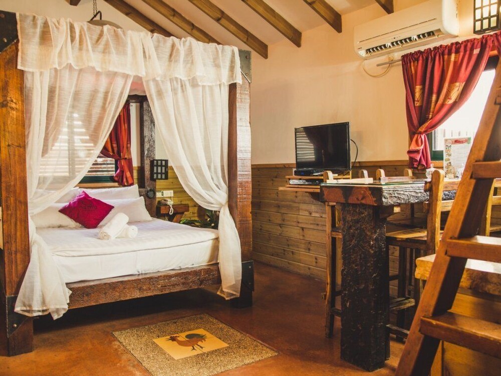 Neve Bar boutique hotel in the village view 5