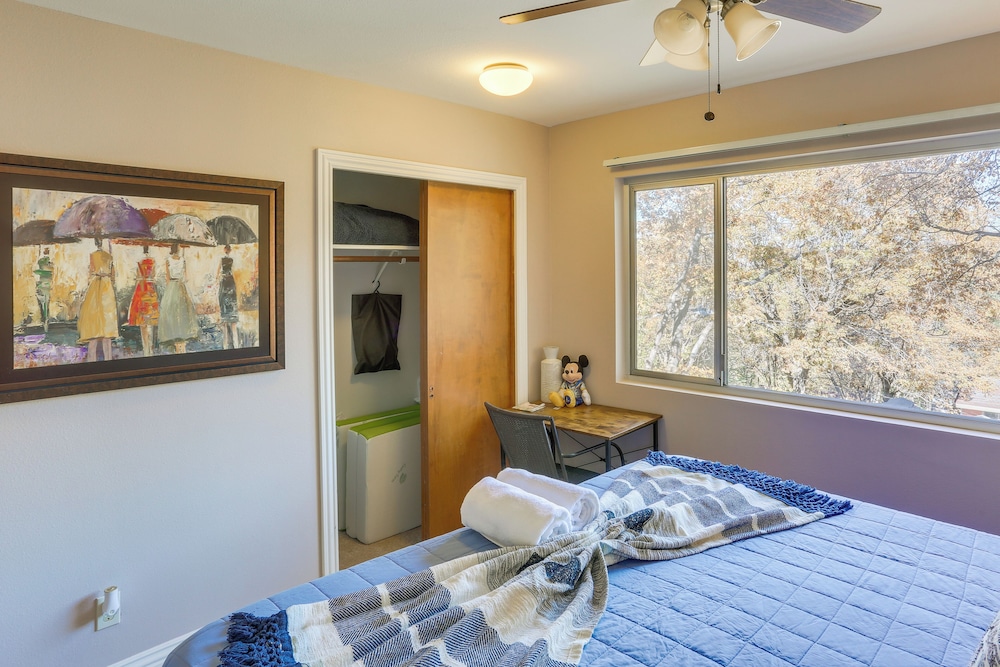 Spacious Crestline Retreat: 1 Mi to Lake Gregory