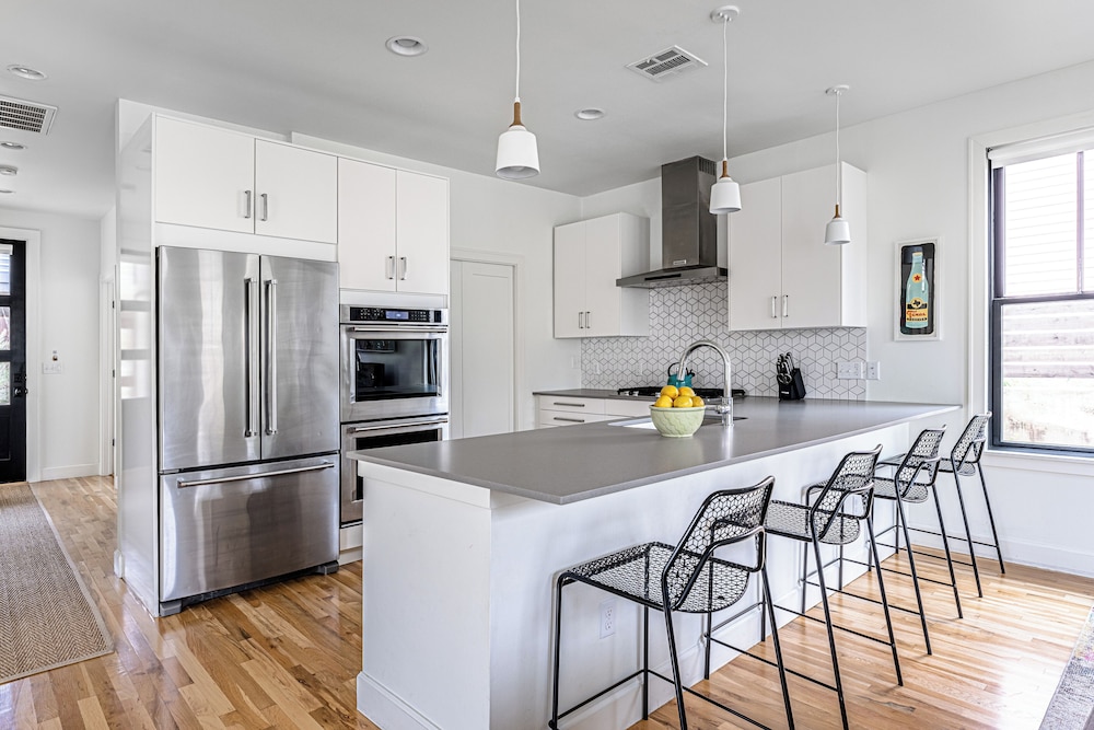 Rooftop Deck 5 Mins to Downtown - Image 2