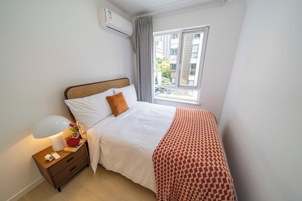 Tyms Bright 2BR 1BA Apt Xuhui Center