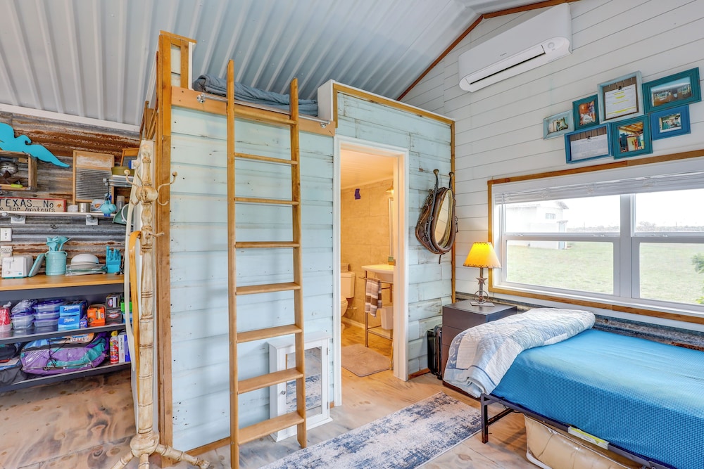 Bunkhouse on Working Texas Ranch w/ Horses & Cows!