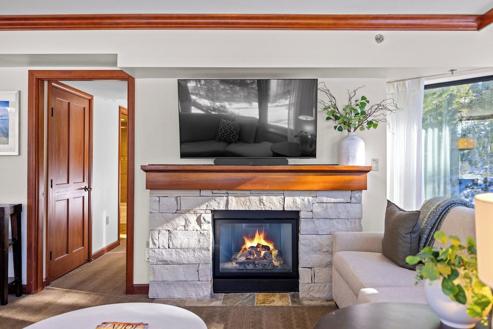Condo w/ Fireplace & Community Perks