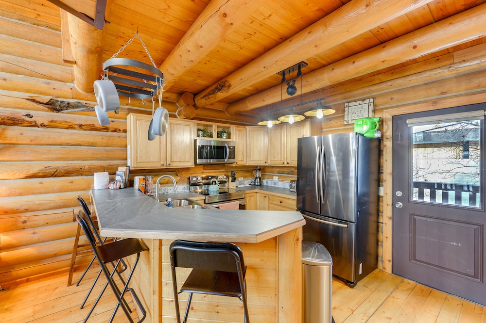 Jackson Condo w/ Fireplace < Half Mi to Snow King! view 5
