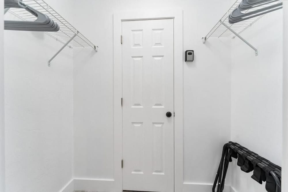 Cozy Modern Apartment - Near Shands & VA