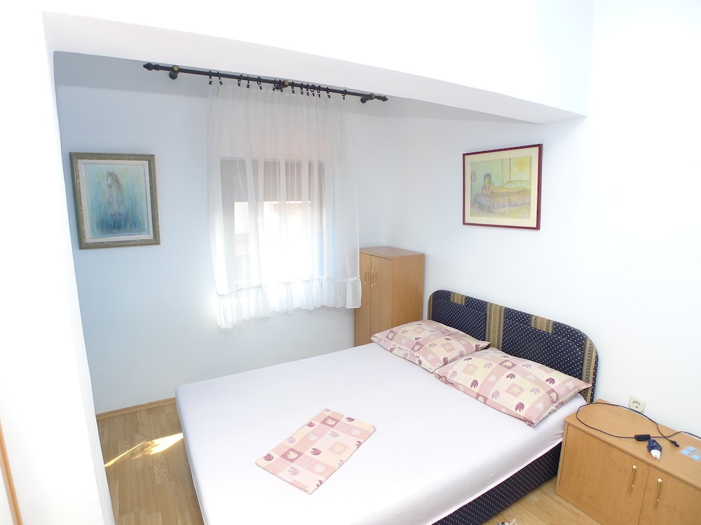 Apartment for six Persons With 3 Bedrooms and Partial sea View view 4
