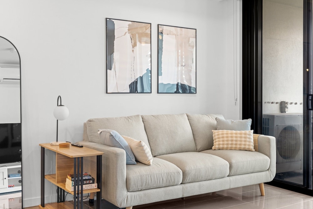 Stylish West End Stay With Rooftop Pool & BBQ