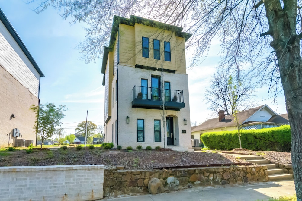 2 Mi to Little Rock River Market: Walkable Getaway