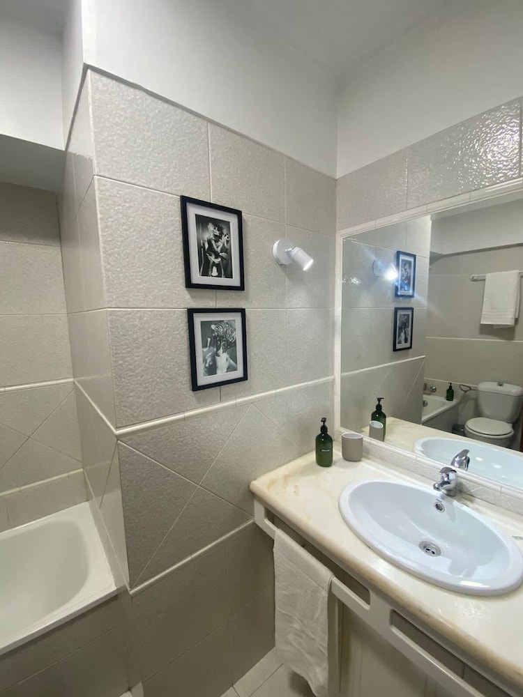 Bright Flat by Carcavelos Beach With Fast Wi-fi