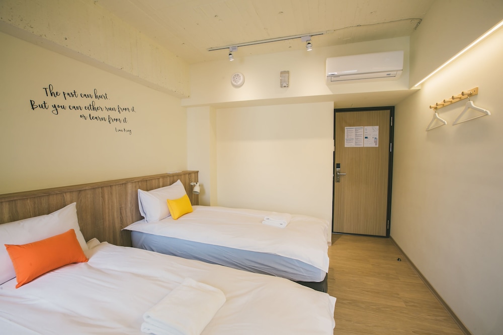 Stray Birds Taichung Hostel