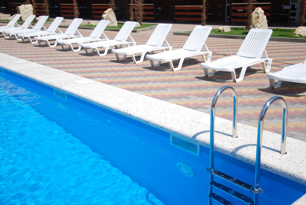 Peak Season Hotel