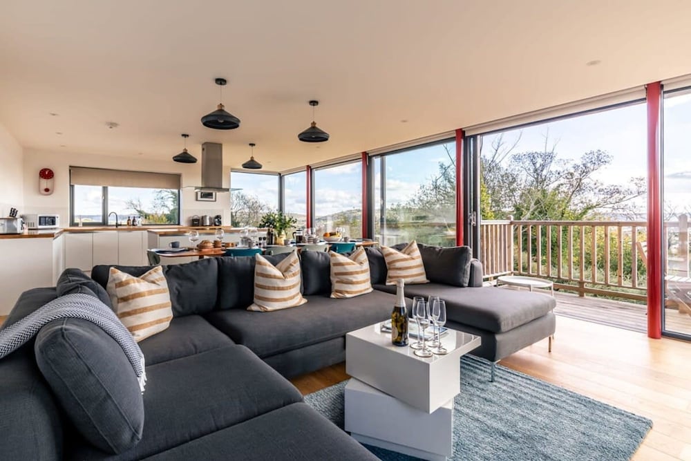 Stunning 5 Bedroom Home With Garden Views view 4