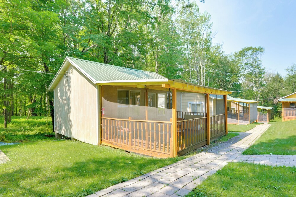 6 Mi to Bethel Woods: Cabin w/ Pool Access