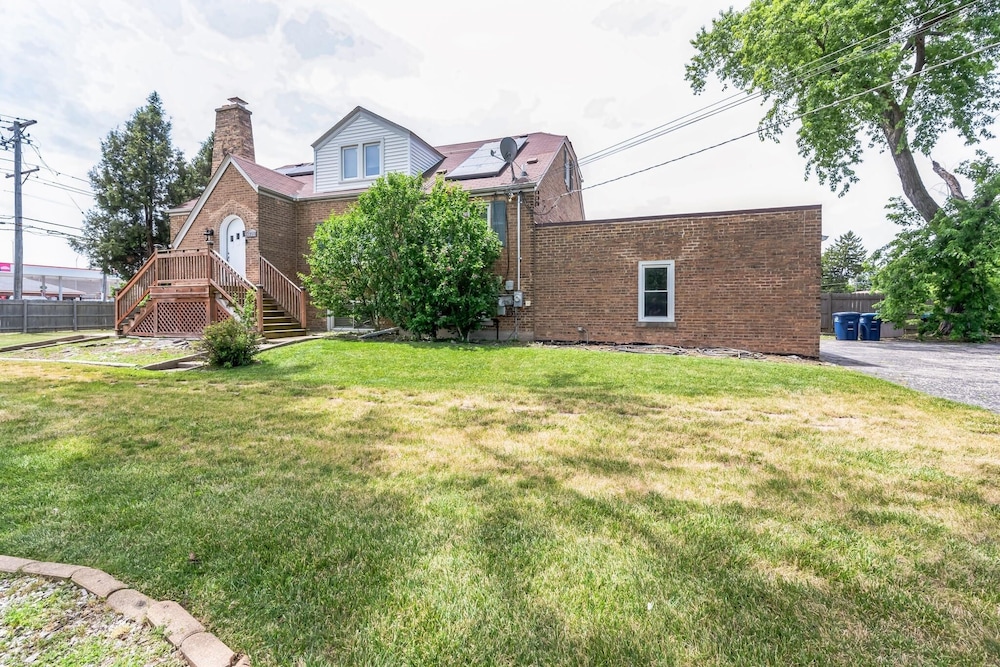 Serene & Charming 5br Des Plaines Getaway 5 Bedroom Home by RedAwning view 3