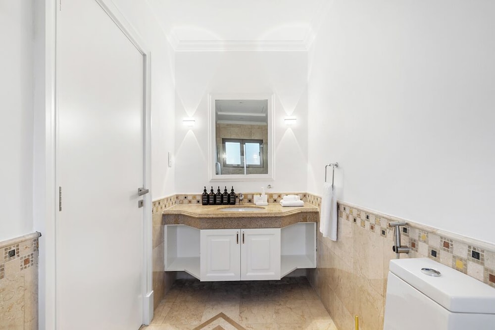 5BR M Private Villa Direct Beach Access