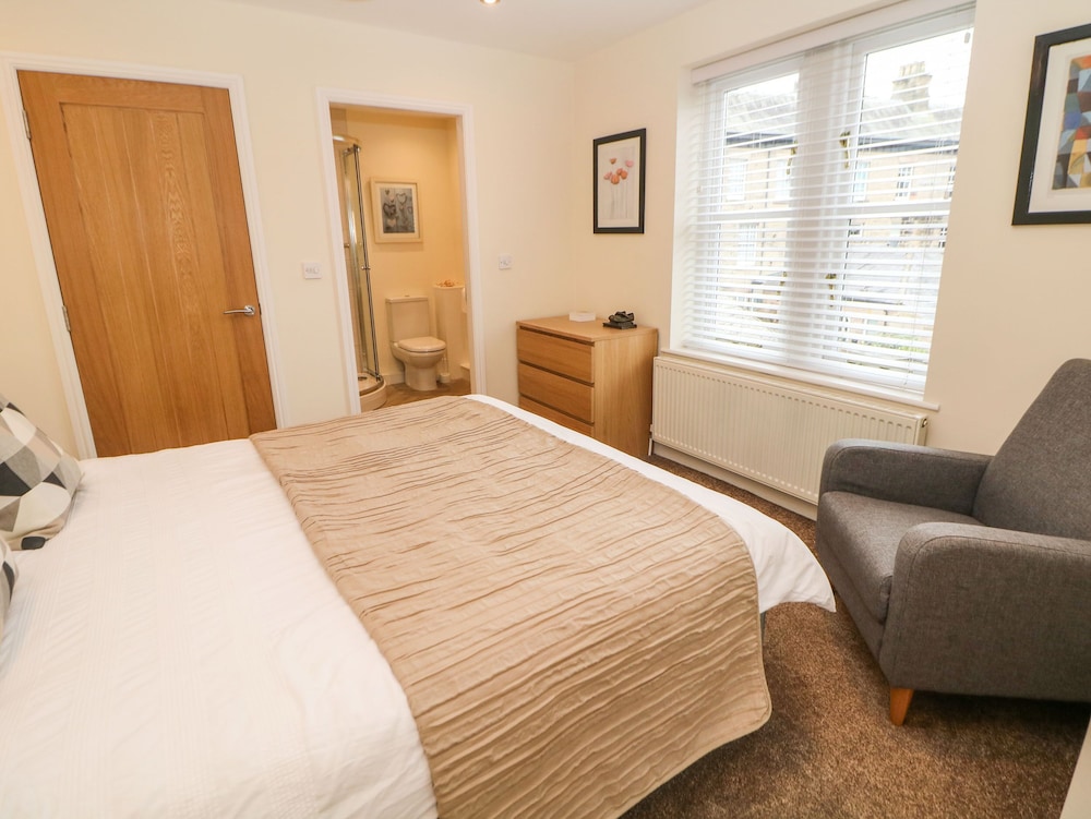 1 Knowleston House