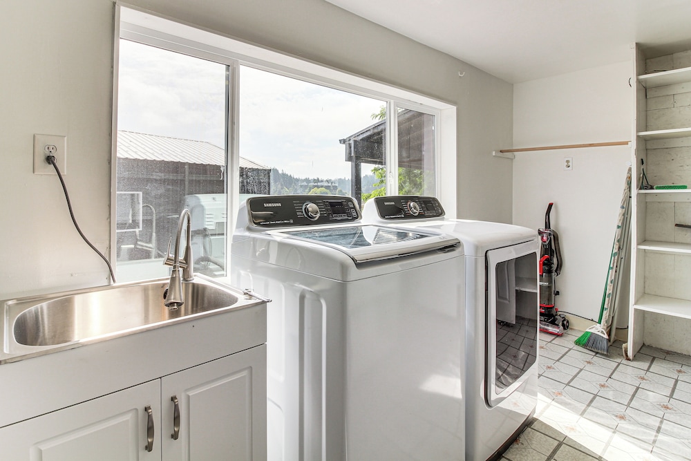 2 Mi to Downtown Coos Bay: Home w/ Deck, Fire Pits