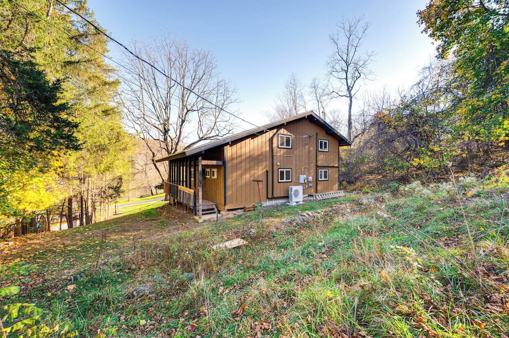 Walk to Liberty Mountain: Lake-view Ski Retreat!