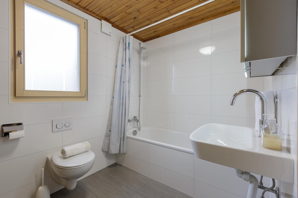 Rosaline - Large and Cosy Swiss Chalet With Beautiful Views