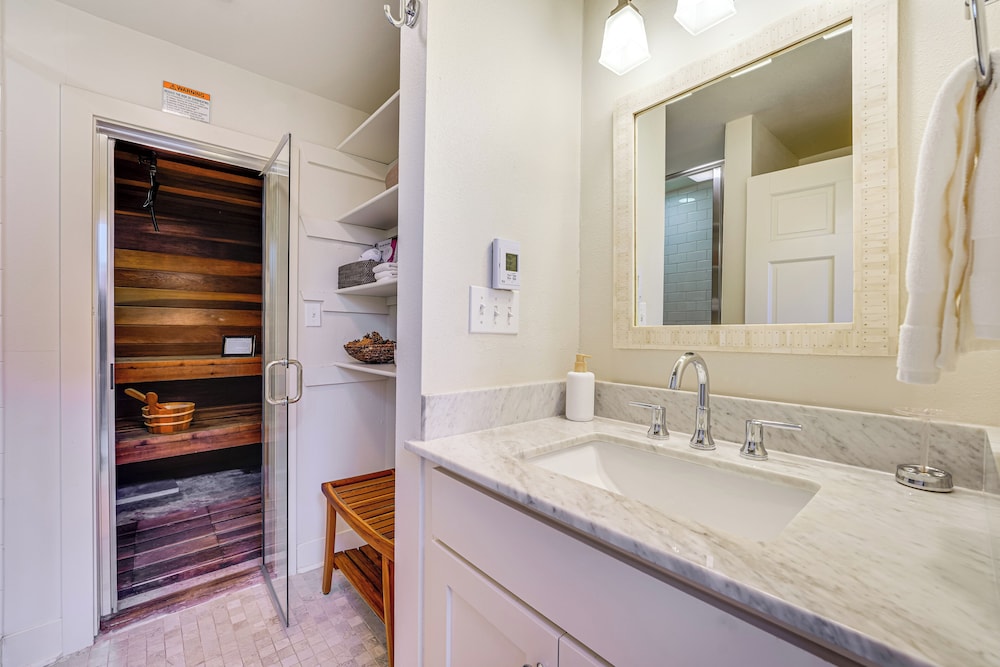 1 Mi to Dtwn Fayetteville: Home w/ Fenced Yard