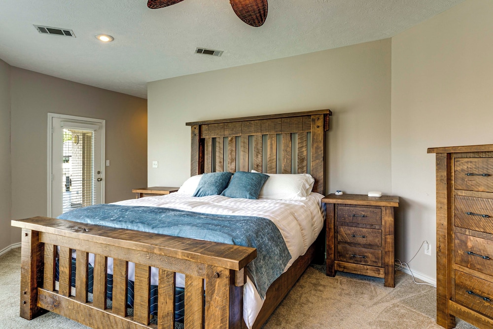 Waterfront Lake Conroe Home w/ Pool Access!