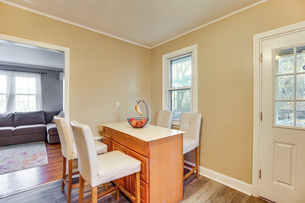3 Mi to Downtown: Spacious White Plains Home
