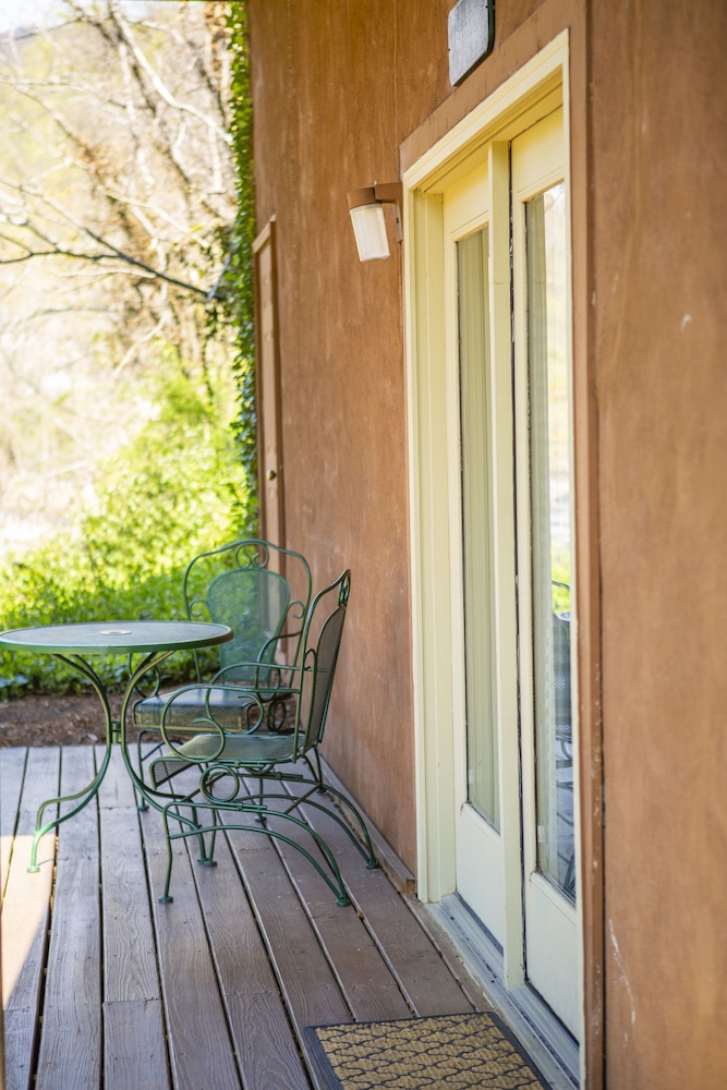 The Chimney Rock Inn & Cottages