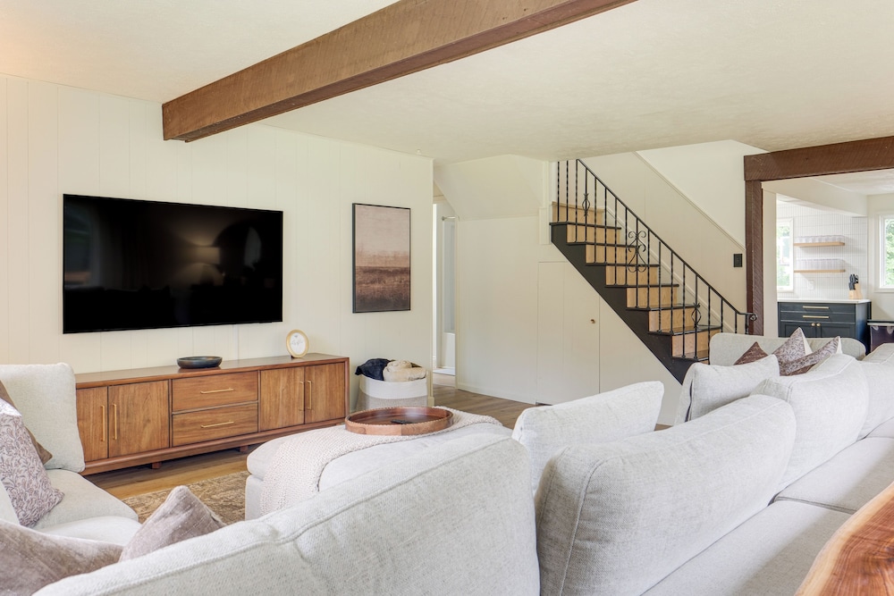 < 1 Mi to Lake Erie: Home w/ Hot Tub & Game Room!