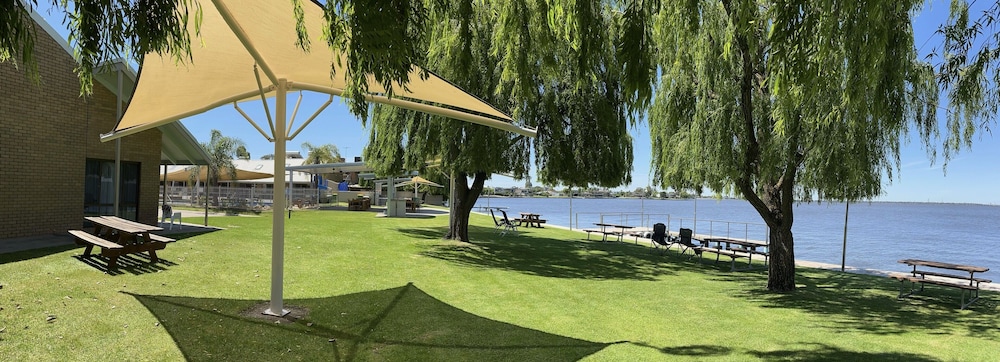 Lake Edge Resort