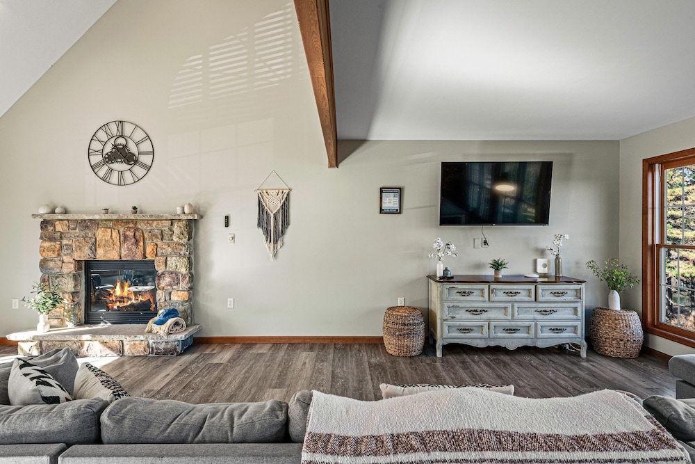 Laker s Pointe by Avantstay Lakefront Private Peninsula Hot Tub Game Room