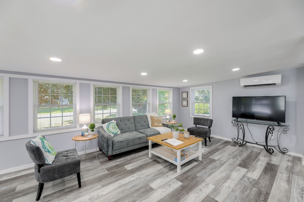12 Mi to Dtwn Lewes & Beach: Delaware Home w/ Deck