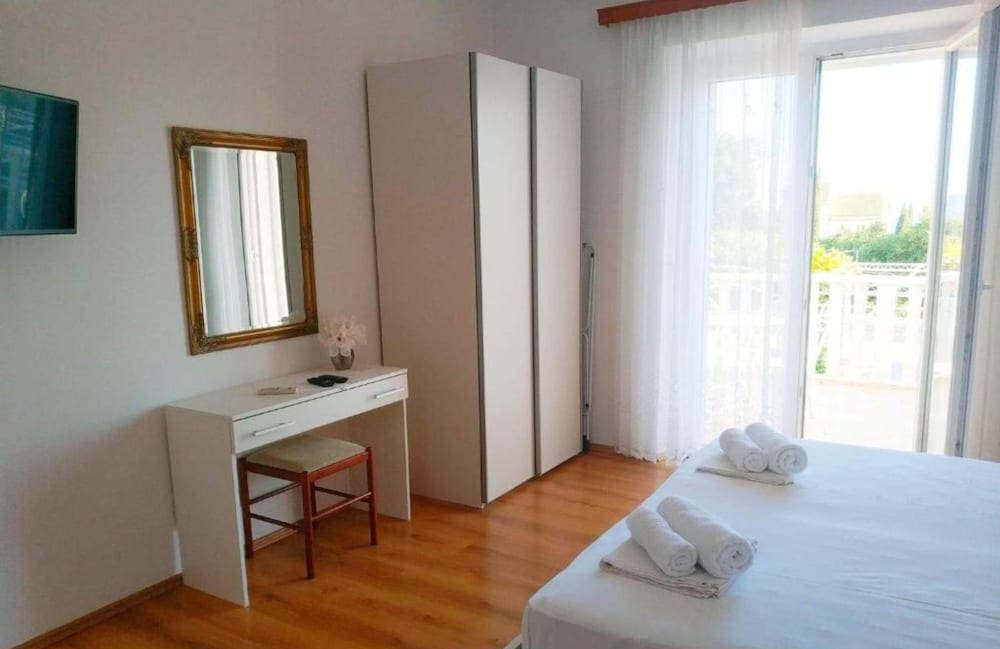 Apartments & Rooms Cakelic II