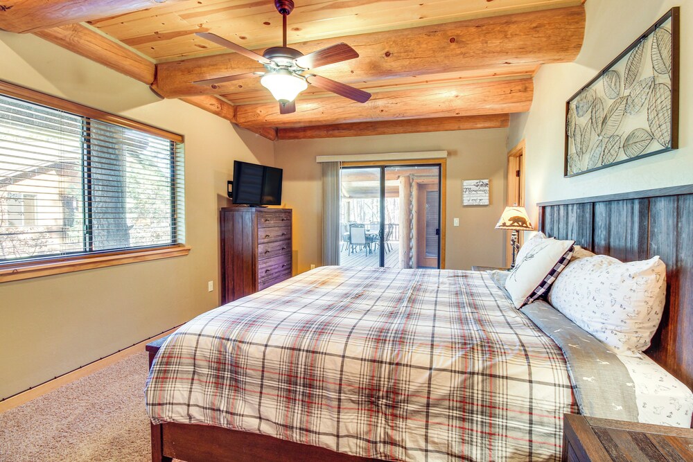 Fire Pit: Cozy Winter Cabin, 45 Mi to Sunrise Park