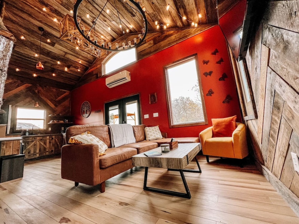 Treehouse Hot tub on 60 Acre Farm Near Downtown